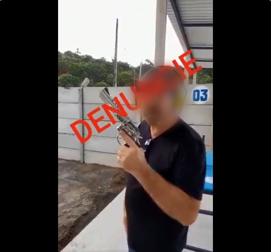 Polícia de SC investiga vídeo em que homem atira em alvo e diz 'olha o petista passando'