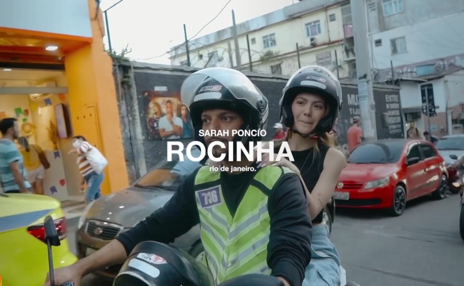 Sarah Poncio subindo a favela da Rocinha de mototáxi