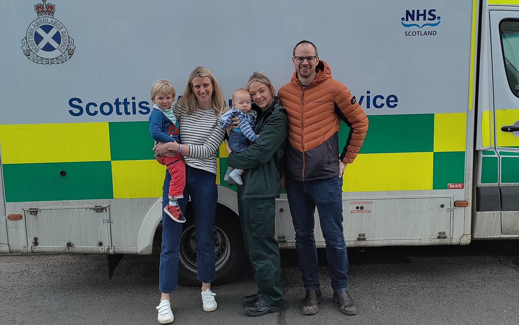Pai auxilio em parto e até socorreu bebê após o nascimento, com ajuda de atendente de emergência ao telefone (Foto: Reprodução/Facebook/Scottish Ambulance Service)