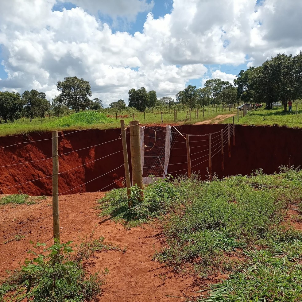 Dolina 'engoliu' materias da fazenda que estavam próximos — Foto:  Rádio Montanheza/Arquivo