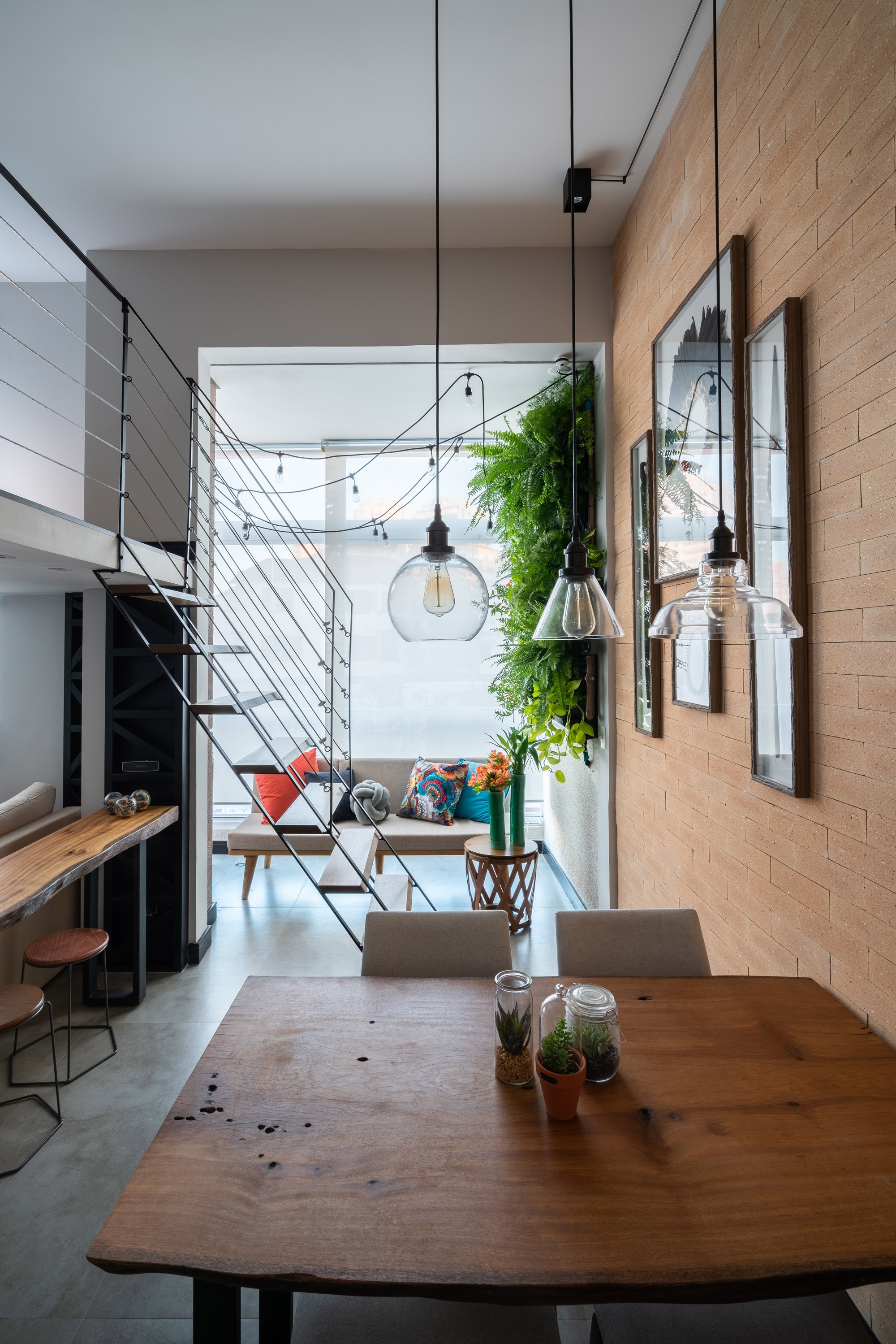 Décor do dia: sala de jantar integrada em loft industrial (Foto: Kadu Lopes)