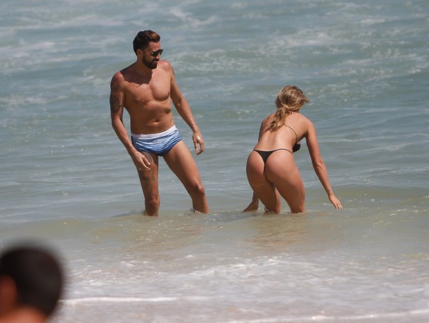 Latino e Jéssica Rodrigues na praia (Foto: Brazil News)