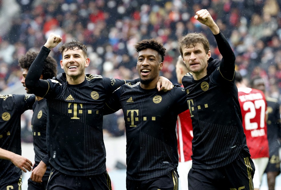 Jogadores do Bayern comemoram vitória sobre o Freiburg — Foto: REUTERS