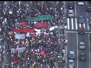 Protesto contra a Copa de 2014 fecha uma pista da Avenida Paulista/GNews  (Foto: Reprodução GloboNews)