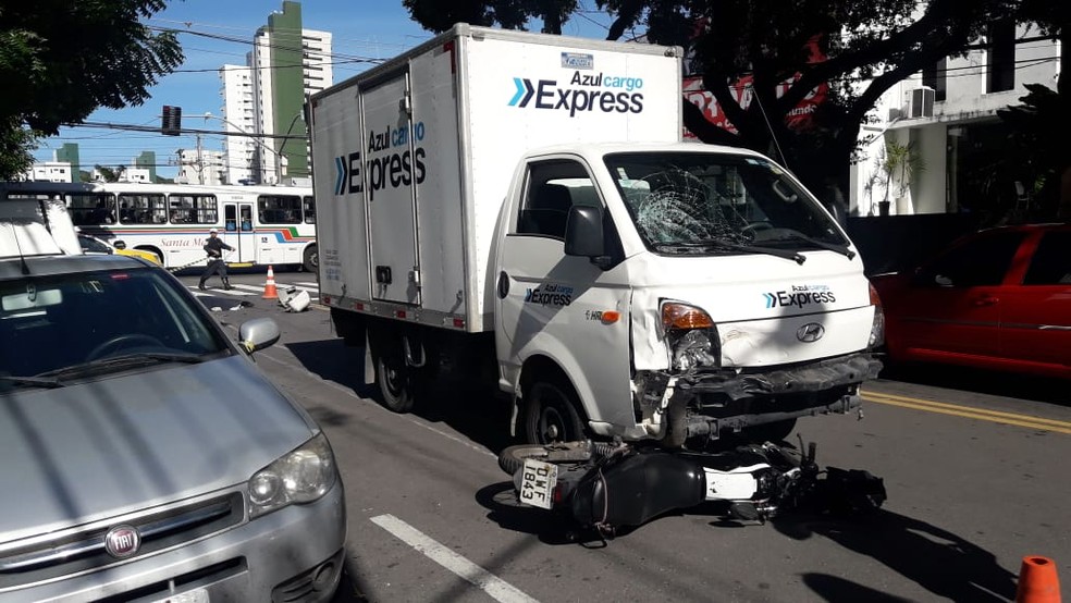 Acidente entre caminhão de entrega e moto matou motociclista na Zona Leste de Natal (Foto: Heloísa Guimarães/Inter TV Cabugi)