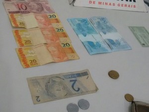 Com o suspeito, a polícia apreendeu outra nota de R$ 100 e R$ 184,60 possivelmente em notas verdadeiras (Foto: Polícia Militar/Divulgação)