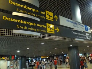 Placas no Aeroporto do Recife contam com tradução em inglês. (Foto: Luna Markman/G1)
