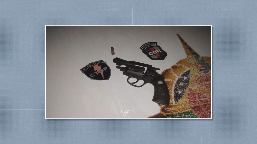 Arma e munição apreendida com suspeito de manter companheira em cárcere, no DF — Foto: PMDF/Divulgação
