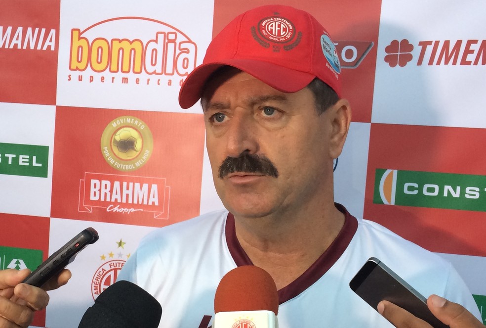 Leandro Campos pede atenção dos jogadores do América-RN para conseguir passar de fase (Foto: Augusto Gomes/GloboEsporte.com)