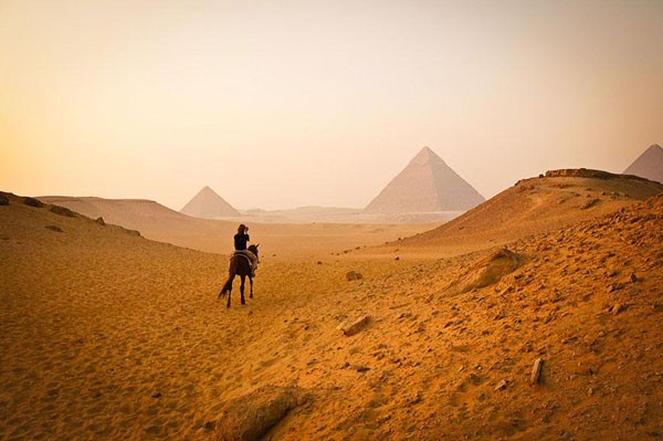 As fotografias das famosas Pirâmides de Gizé escondem a vista dos subúrbios de Cairo, no Egito (Foto: Reprodução)