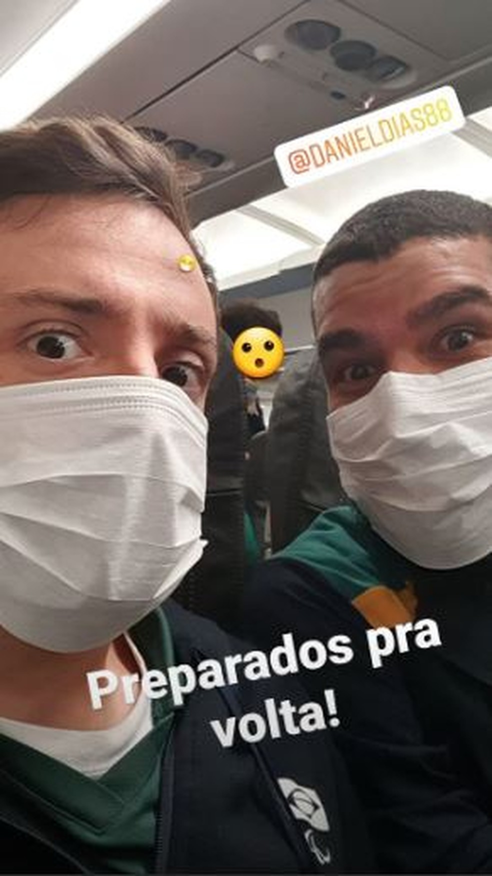 Daniel Dias e Roberto Rodriguez usam máscaram no avião na volta da delegação ao Brasil — Foto: Reprodução/Instagram
