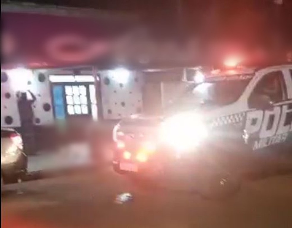 Local onde ocorreu o assassinato na noite deste sábado, em Antonio João, região de fronteira com o Paraguai — Foto: Roger Pedroso/Arquivo Pessoal