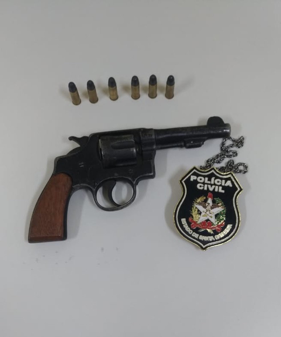 Arma e munição foram apreendidas em local onde garota foi localizada — Foto: Polícia Civil/Divulgação