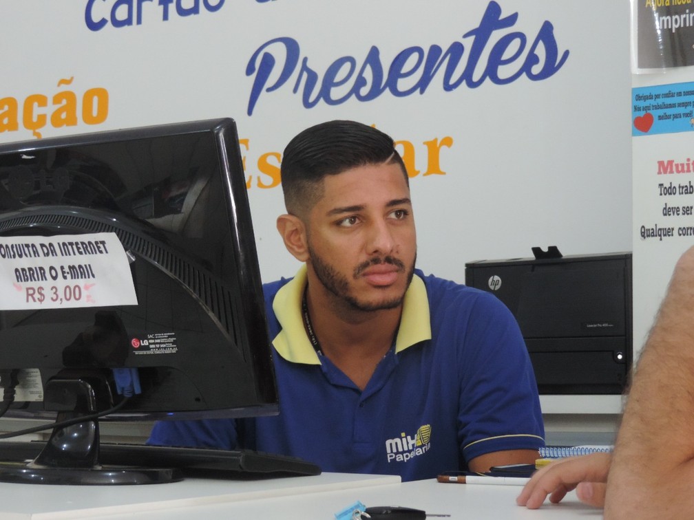 Além de comentar futebol, Lincom administra uma papelaria que adquiriu em Birigui — Foto: Marcos Lavezo