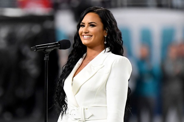 MIAMI GARDENS, FLORIDA - FEBRUARY 02: Demi Lovato performs the National Anthem onstage during Super Bowl LIV at Hard Rock Stadium on February 02, 2020 in Miami Gardens, Florida. (Photo by Jeff Kravitz/FilmMagic) (Foto: FilmMagic)