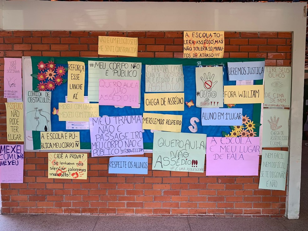 Alunos confeccionaram cartazes durante protesto na escola em Teresina — Foto: Reprodução/Redes sociais