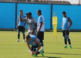 Com volante da base, Roger treina titulares para segundo jogo da semana