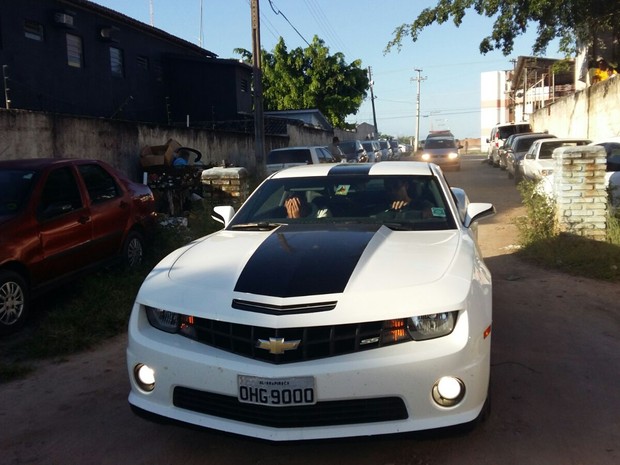 Carro de luxo foi apreendido durante operação policial (Foto: Derek Gustavo/G1)