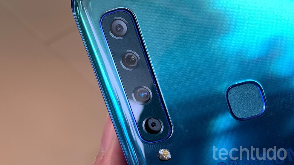 Galaxy A9 (2018): smartphone tem câmera quádrupla e leitor de impressões digitais na traseira — Foto: Thássius Veloso/TechTudo