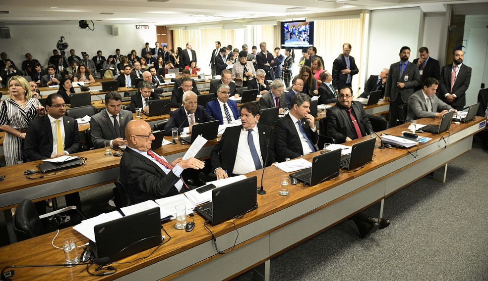 Senadores reunidos durante a sessÃ£o da CCJ na manhÃ£ desta quarta-feira (12) â€” Foto: Pedro FranÃ§a/AgÃªncia Senado