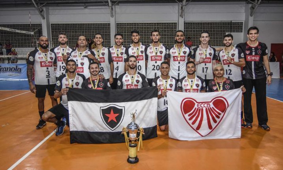 Equipe também levantou o troféu no masculino — Foto: Felipe Velez/LPPBE