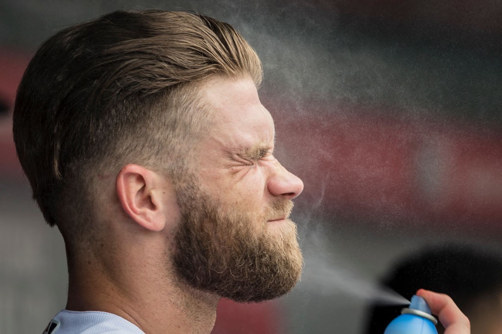 WASHINGTON, DC - AUGUST 01: Bryce Harper #34 of the Washington Nationals sprays sunscreen during the first inning against the New York Mets at Nationals Park on August 01, 2018 in Washington, DC.  (Photo by Scott Taetsch/Getty Images) (Foto: Getty Images)