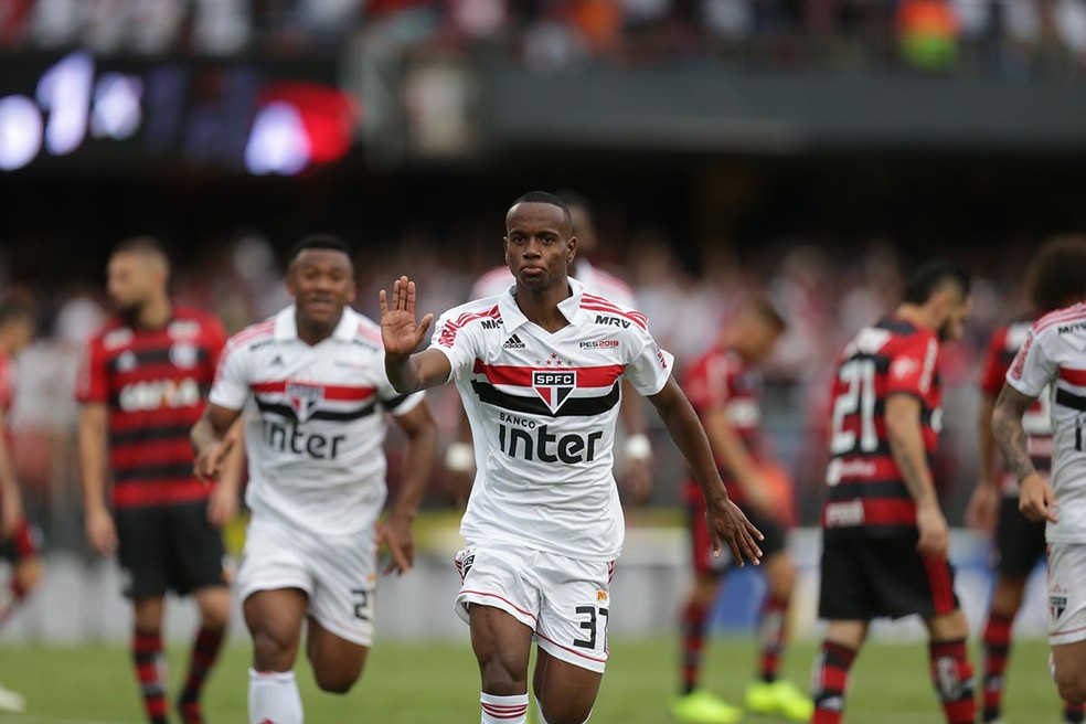 Helinho fez golaço pelo São Paulo contra o Flamengo — Foto: Paulo Pinto/saopaulofc.net