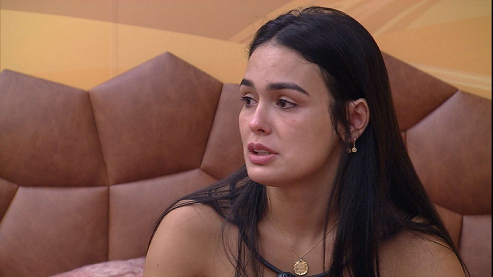 Larissa chora após postura de Domitila Barros e Ricardo no jogo — Foto: Globo
