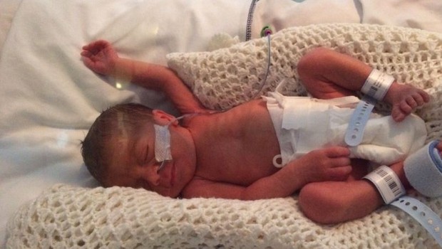 Ter um bebê prematuro é como uma 'montanha-russa de emoções', diz a mãe de Seth (Foto: Arquivo pessoal via BBC)