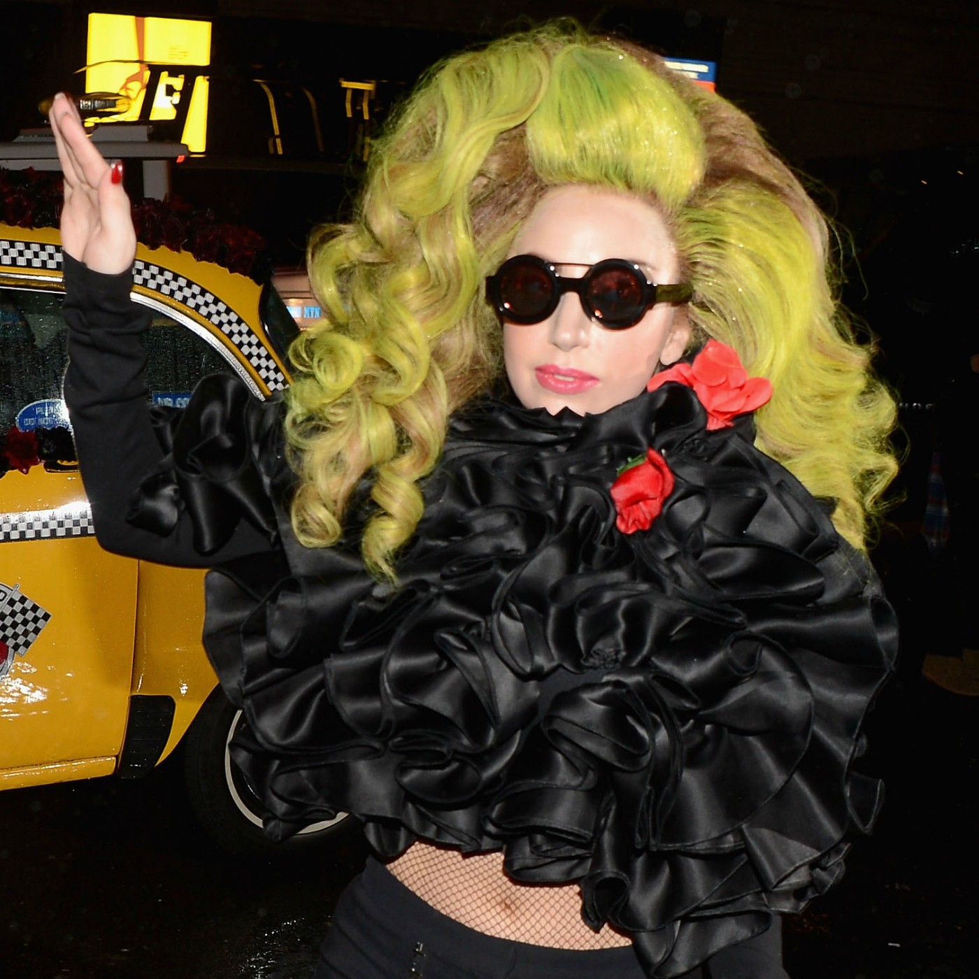 Em 2011, os seguranças de Lady Gaga pegaram pesado com um homem que tentou tirar uma foto dela numa festa em um hotel de Nova York, EUA. (Foto: Getty Images)