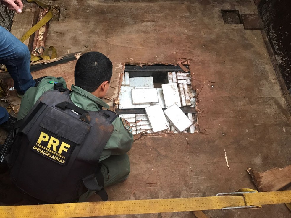 Local onde o entorpecente foi escondido em dois reboques de carreta (Foto: PRF/Divulga&ccedil;&atilde;o)