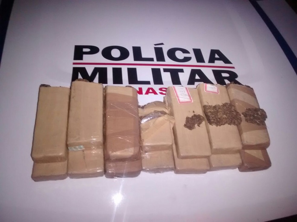 PolÃ­cia apreendeu 13 barras de maconha (Foto: PolÃ­cia Militar/DivulgaÃ§Ã£o)