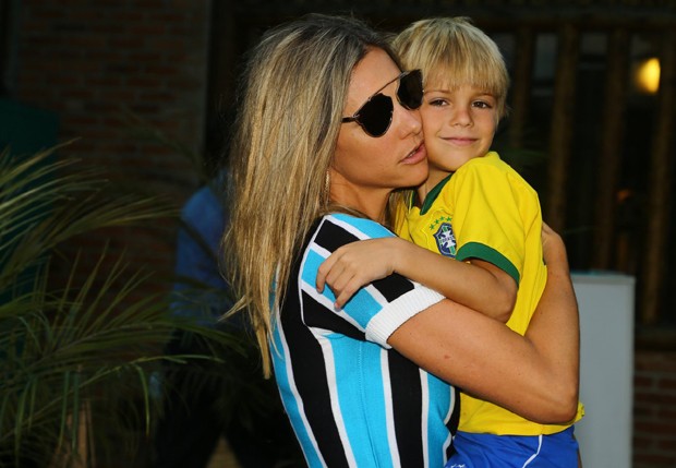 Fernanda Lima posa com o filho (Foto: Marcello Sá Barretto/AgNews)