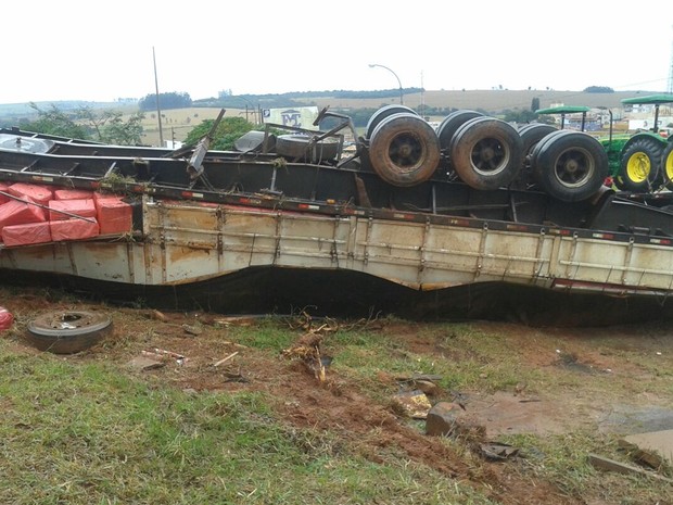 Caminhoneiro teve ferimentos leves após acidente (Foto: Arquivo Pessoal/ Flavio Amaral)