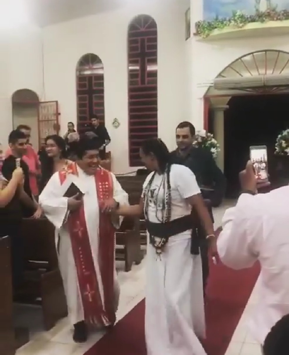 Vídeo critica presença da mãe de santo Marajoana de Xangô, um padre e um pastor em um culto ecumênico — Foto: Reprodução