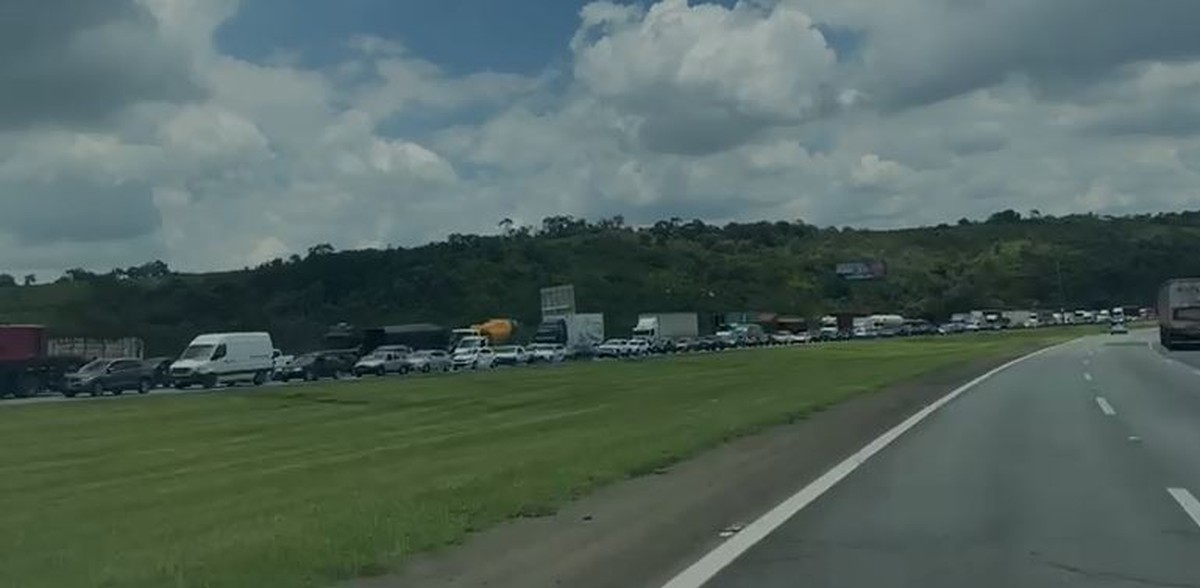 Incêndio em carreta interrompe tráfego de veículos na Castello Branco entre Mairinque e Itu 