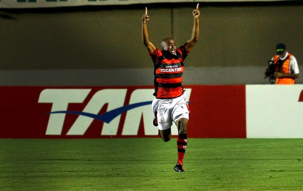 Eron atlético-go gol palmeiras (Foto: Randes Nunes / Agência Estado)