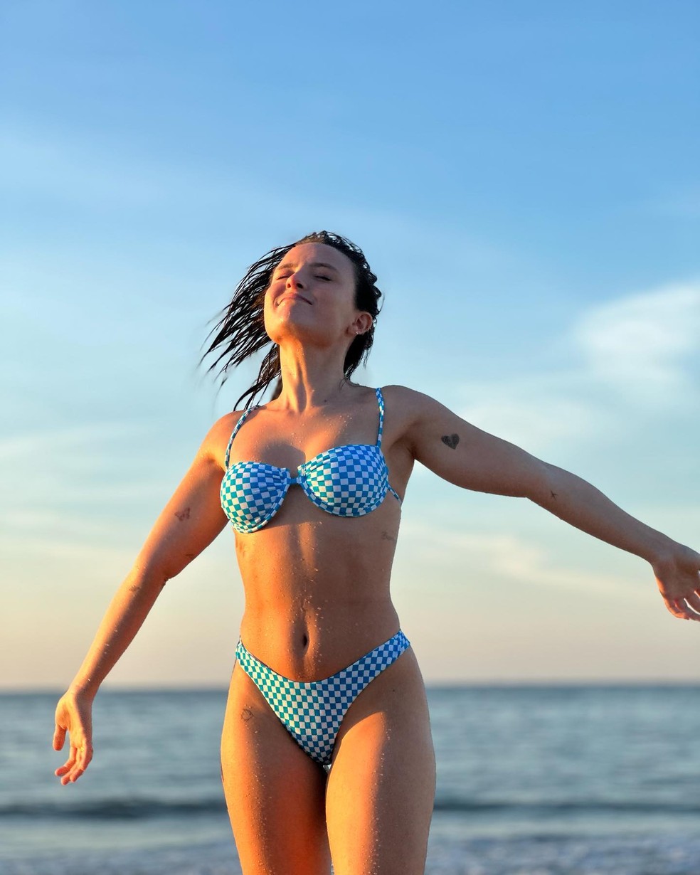 Larissa manoela só de fio dental