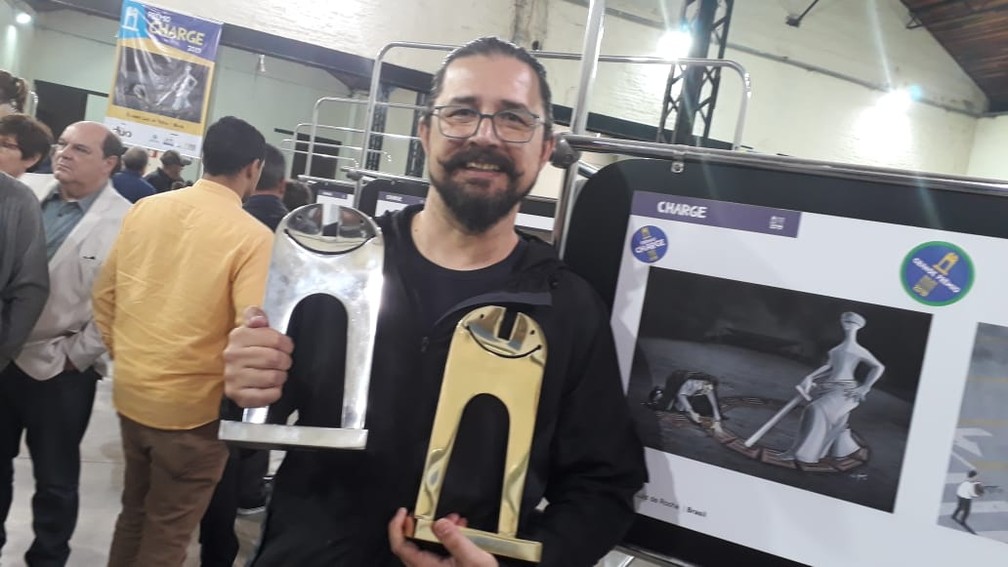 Evandro Rocha venceu o prêmio principal do Salão Internacional de Humor de Piracicaba em 2019 — Foto: Rafael Bitencourt