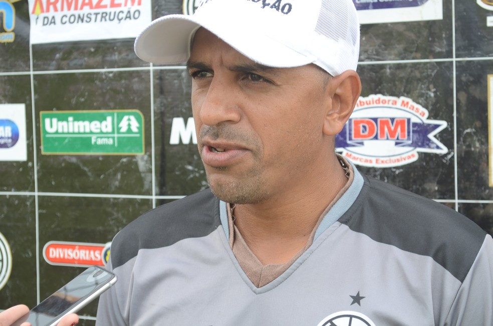 Ex-São Raimundo, Lecheva é o novo técnico do Tapajós (Foto: Adonias Silva/G1)