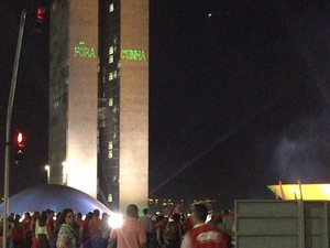 Projeção da frase 'Fora Cunha' nos prédios do Congresso Nacional feita por manifestantes contrários ao impeachment da presidente Dilma Rousseff (Foto: Gabriel Luiz/G1)