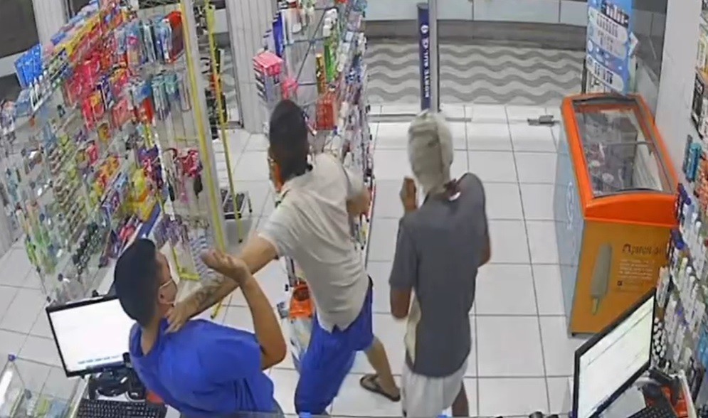 Criminoso sufoca funcionário durante assalto a farmácia em Fortaleza