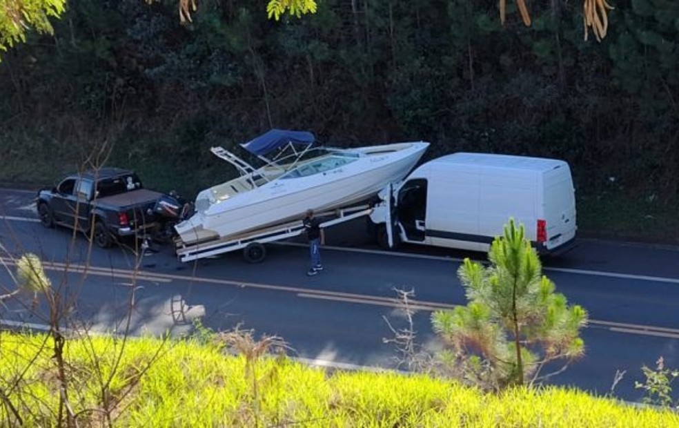 Lancha se desprende de carro e atinge furgão em rodovia de Itaí (SP) — Foto: A Voz do Vale/Divulgação