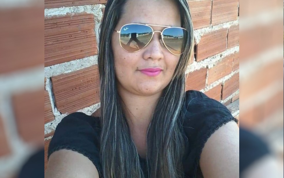 Estudante Leidiane Teixeira da Cruz, de 28 anos, que morreu após cair de um ônibus do Eixo Anhanguera, em Goiânia, Goiás — Foto: Reprodução/TV Anhanguera