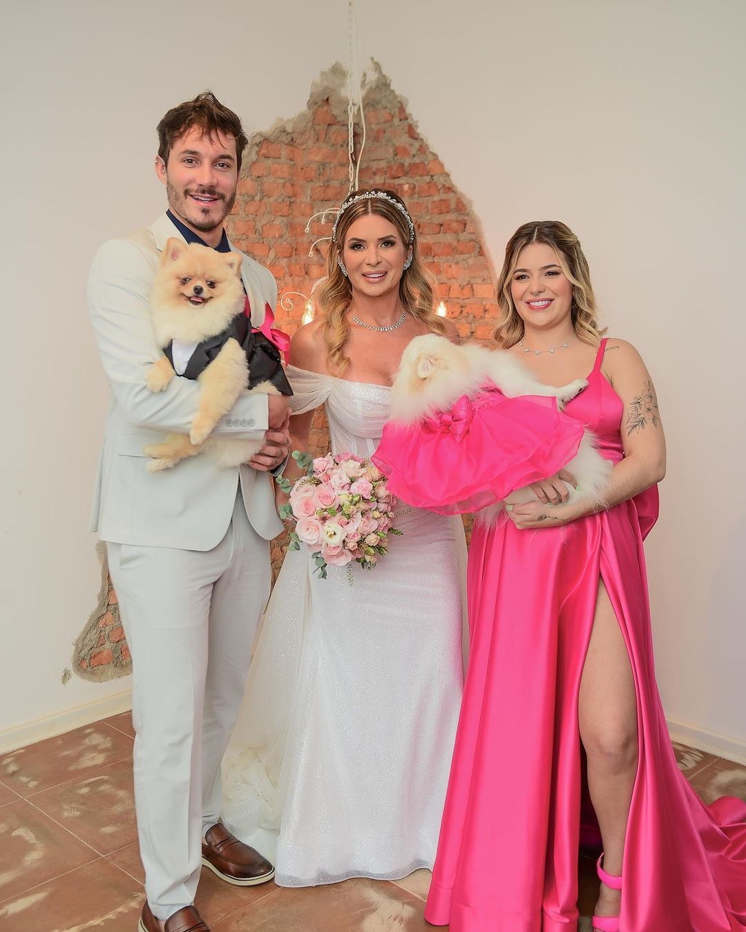 Viih Tube abre álbum de fotos do casamento da mãe, Viviane, ao lado de Eliezer e da família (Foto: @cassioziello)
