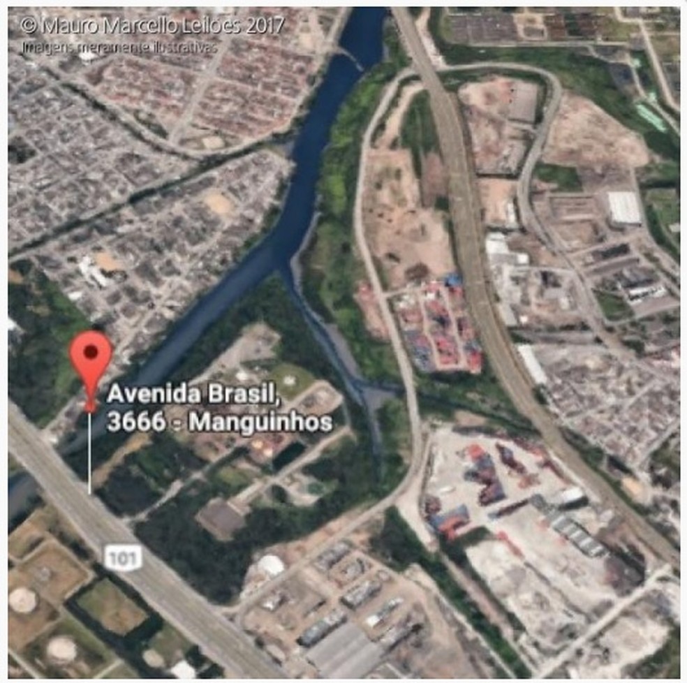 Leiloeiro demarca terreno que foi a leilão no fim de maio (Foto: Reprodução)