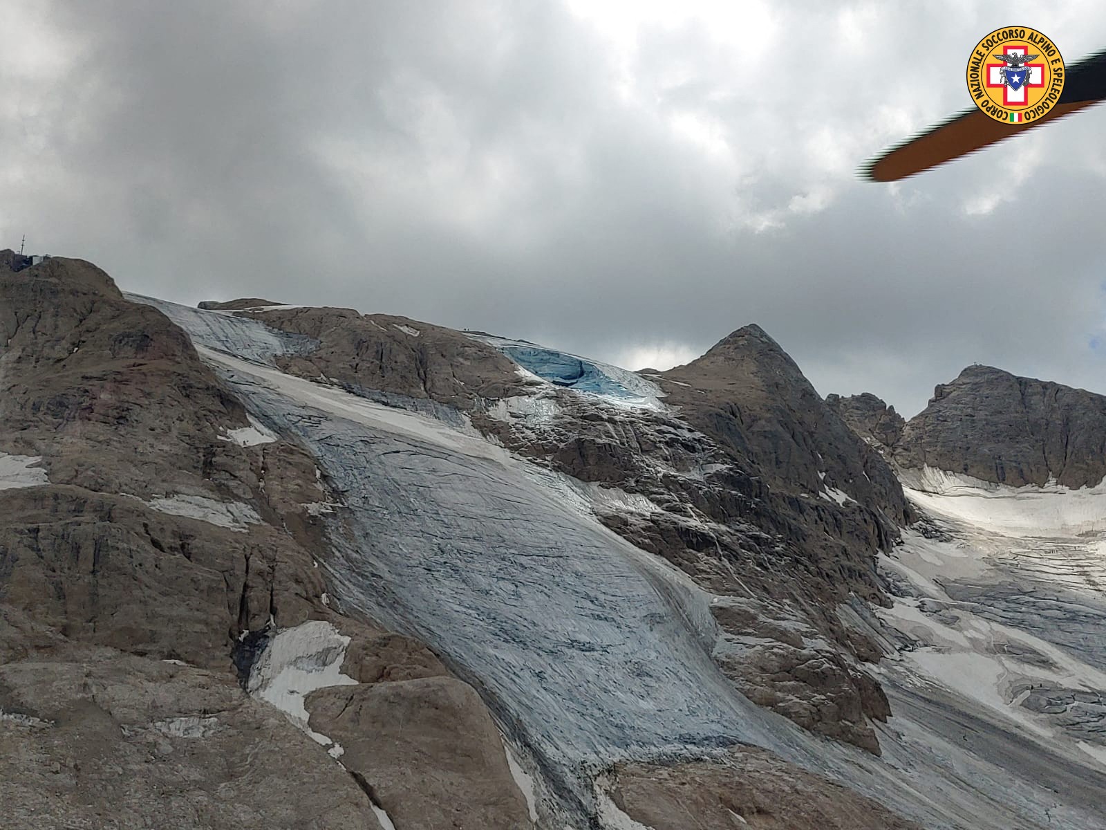 Rompimento de geleira deixou mortos e feridos nos Alpes italianos  — Foto: SOCCORSO ALPINO / AFP