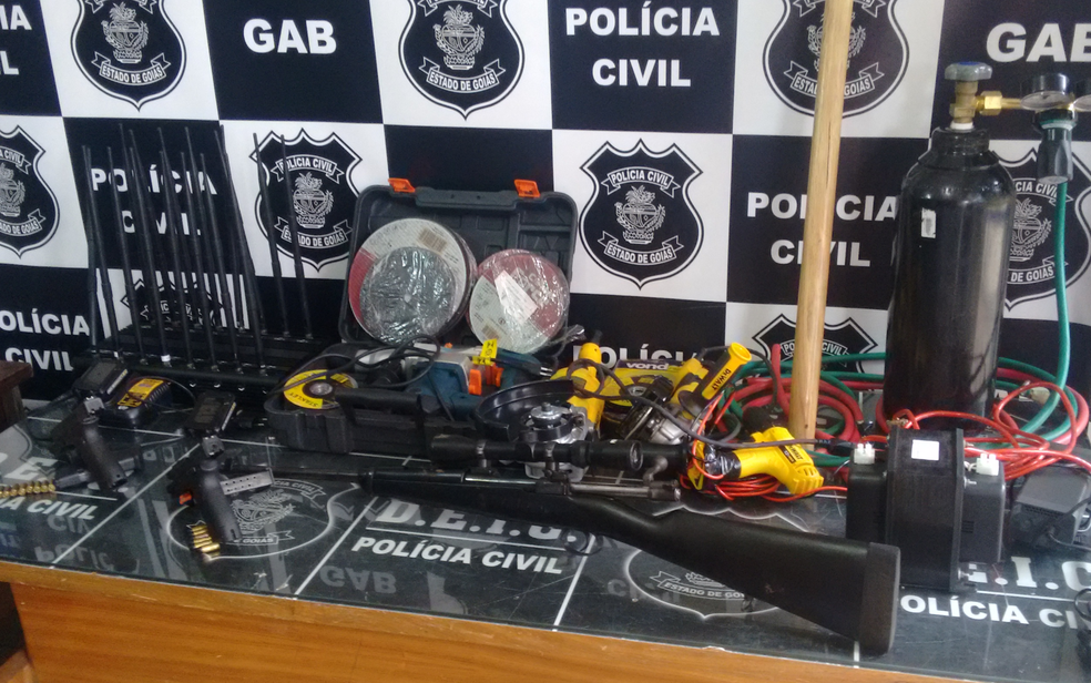Armas e equipamentos apreendidosc com suspeitos de roubo a bancos em GoiÃ¡s (Foto: SÃ­lvio TÃºlio/G1)