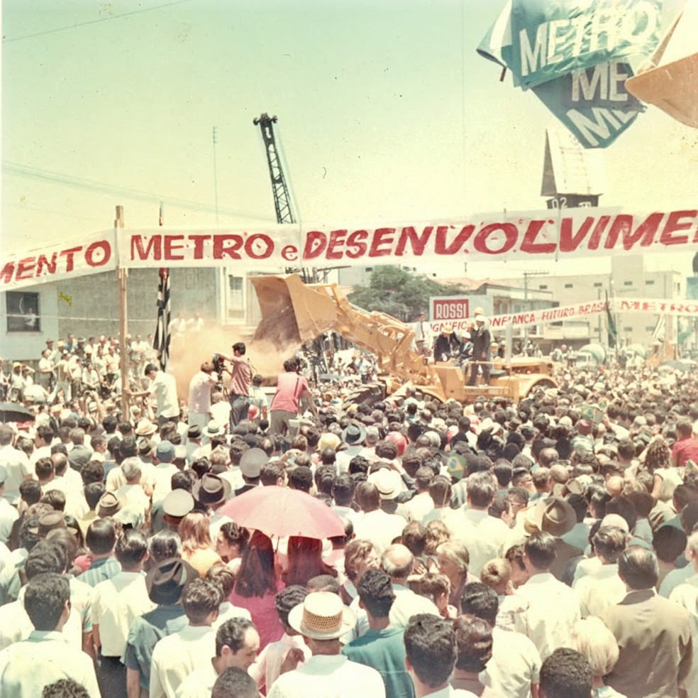 Início das obras da Linha 1-Azul do Metrô, no bairro da Saúde, em dezembro de 1968 — Foto: Divulgação