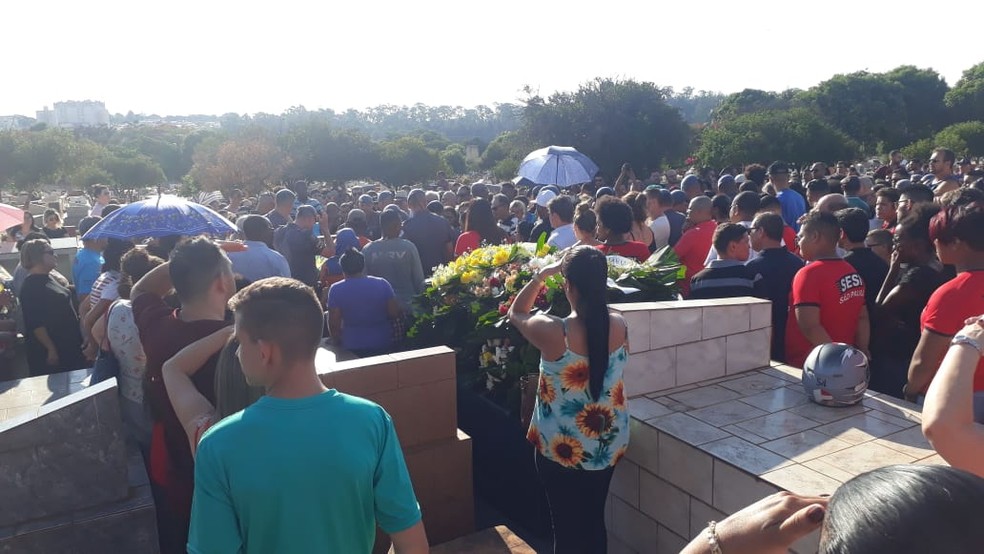 Corpo de ex-judoca Mário Sabino é enterrado em Bauru — Foto: Romeu Neto/TV TEM